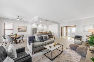 Exquisite condo with two balconies overlooking bay - 6
