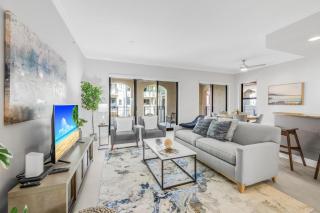 Exquisite condo with two balconies overlooking bay - 5
