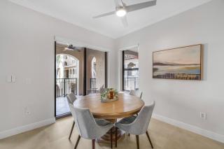 Exquisite condo with two balconies overlooking bay - 1