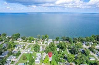 Lake Erie BreezeYour Restful Vermilion 3BR Vacation Home close to Cedar Point - 9