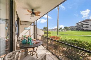 Walkout condo with beach access, pool and pickleball - 0