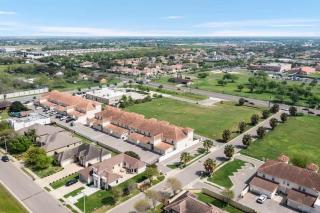 Luxurious Condo with Pool & Garage Close to Shopping - 9