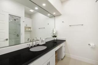 Luxurious Condo with Pool & Garage Close to Shopping - 8