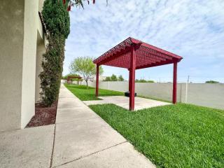 Luxurious Condo with Pool & Garage Close to Shopping - 5