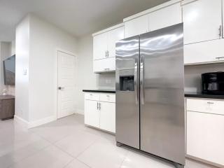 Luxurious Condo with Pool & Garage Close to Shopping - 3
