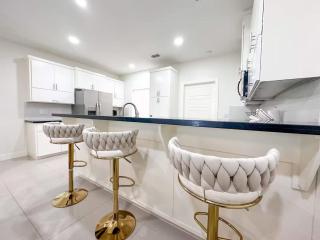 Luxurious Condo with Pool & Garage Close to Shopping - 2