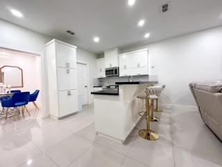 Luxurious Condo with Pool & Garage Close to Shopping - 1