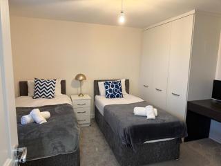 Spacious Modern 4-Bedroom Detached Home in Corby - 1