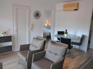 Apartamento Reformado con Estilo, Cerca de la Playa, para Familias, con Terraza y Parking - ES-323-50 - 2