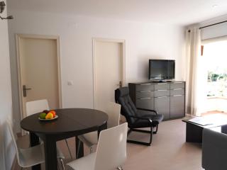 Apartamento Reformado con Piscina cerca de la Playa y Centro de L'Estartit, Ideal para Familias - ES-323-58 - 4