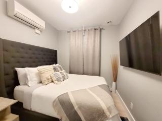Elegant 2-Bedroom Stay with Massage Chair & Chic Interiors - Windsor - 9