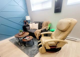 Elegant 2-Bedroom Stay with Massage Chair & Chic Interiors - Windsor - 0