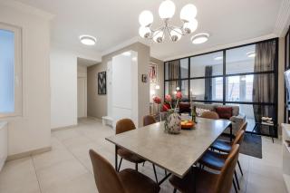 3BR by New York Café in Budapest Iconic District - 8