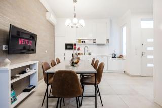 3BR by New York Café in Budapest Iconic District - 4