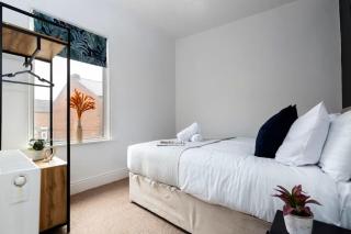 DiscountsContractorsWIFIFree ParkingSmart TV - 1