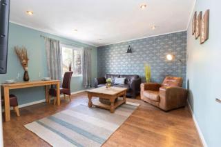 DiscountsContractorsWIFIFree ParkingSmart TV - 9