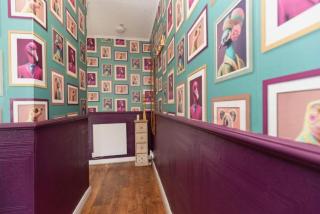 DiscountsContractorsWIFIFree ParkingSmart TV - 9