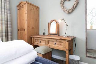 DiscountsContractorsWIFIFree ParkingSmart TV - 4