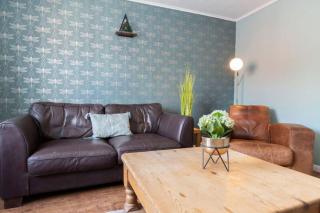 DiscountsContractorsWIFIFree ParkingSmart TV - 3