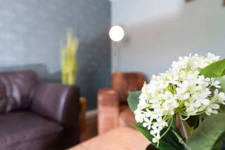 DiscountsContractorsWIFIFree ParkingSmart TV - 2