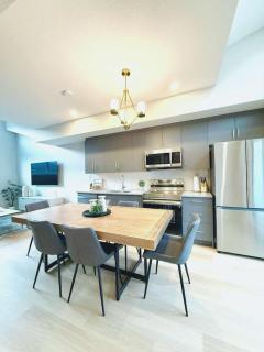 Mountain Retreat with Views and Hot Tub Near Banff Gates - 1