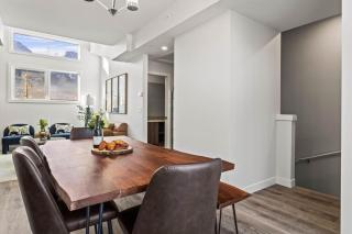 Cozy 3BR Mountainside Haven Near Banff - 1