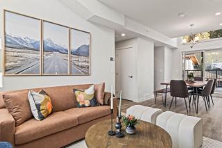 Cozy 3BR Mountainside Haven Near Banff - 3