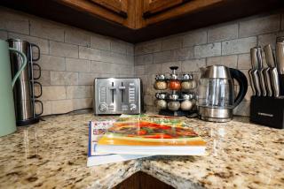 Home Away from Home 3 Close to KCI Airport, Weston - 1