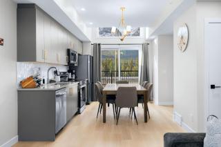 Scenic 3BR Townhouse with Mountain Views Near Banff - 1