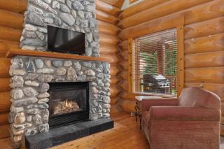 Rustic Chalet Perfect Getaway for Groups - 1