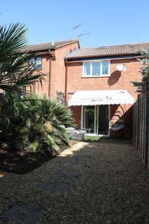 Tranquil Garden Haven, Comfy Family & Contractor Pad - 1