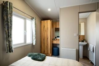 No 28 - The Oaks - 0