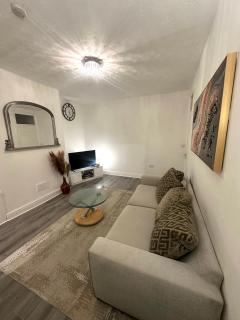 Bright & Comfortable 2-Bed Home 5 mins from Newcastle City Centre - Free Parking - 0