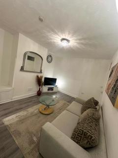 Gateshead - 2 bedrooms Sleeps 5 free parking - 6