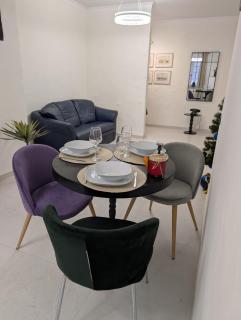 Royal Kamianets Apartment , центр Старого міста , 100м до Ратуші , вид на сквер та історичний центр - 1