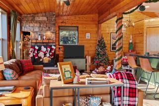 Breathtaking Views Elevated Comfort Pets Welcome - 0