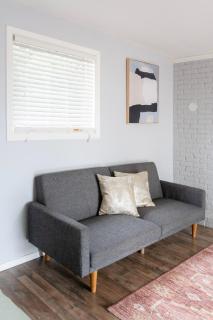 Entire house Pet Friendly w gated backyard Boeing - 7