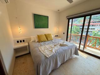 Luxurious 2 bedroom Steps from Beach - 5