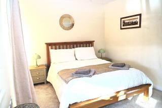 Modern House with Stunning View Parking and Netflix - 8