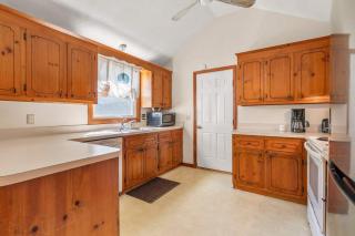 Family-Friendly Central AC Near Beach - 1