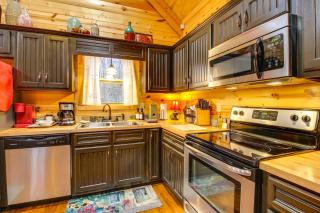 Hot Tub and Fire Pit Wooded Cabin Near DeSoto Park! - 6