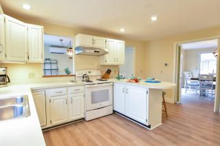 Sunroom Mins to Beaches Views of Marsh - 3