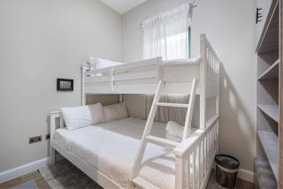 Vintage 4BR Villa at Yas Island near F1 Track - 1