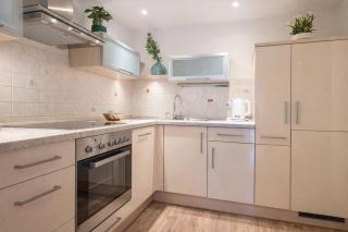 Stylish Old Town Apartment with Free Parking and a Balcony near the Cathedral - 5