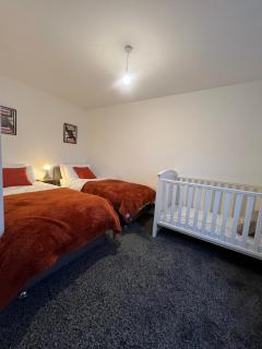 The Pines Villa 2, 6 beds, 2 Sofa beds, Northampton Centre, Home Cinema, Games & EV, Parking for 4, Sleeps 10 - 2