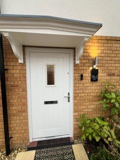 The Pines Villa 2, 6 beds, 2 Sofa beds, Northampton Centre, Home Cinema, Games & EV, Parking for 4, Sleeps 10 - 3