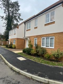 The Pines Villa 2, 6 beds, 2 Sofa beds, Northampton Centre, Home Cinema, Games & EV, Parking for 4, Sleeps 10 - 4