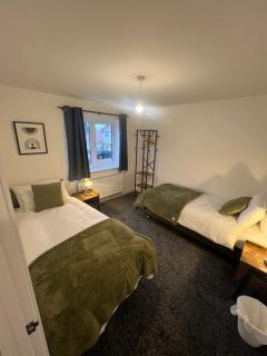 The Pines Villa 2, 6 beds, 2 Sofa beds, Northampton Centre, Home Cinema, Games & EV, Parking for 4, Sleeps 10 - 7