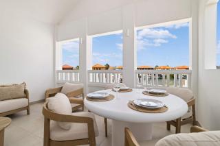 Laguna Serena Apartment with stylish decor a breezy veranda and parking right at the front door - 7