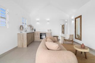 Laguna Serena Apartment with stylish decor a breezy veranda and parking right at the front door - 1